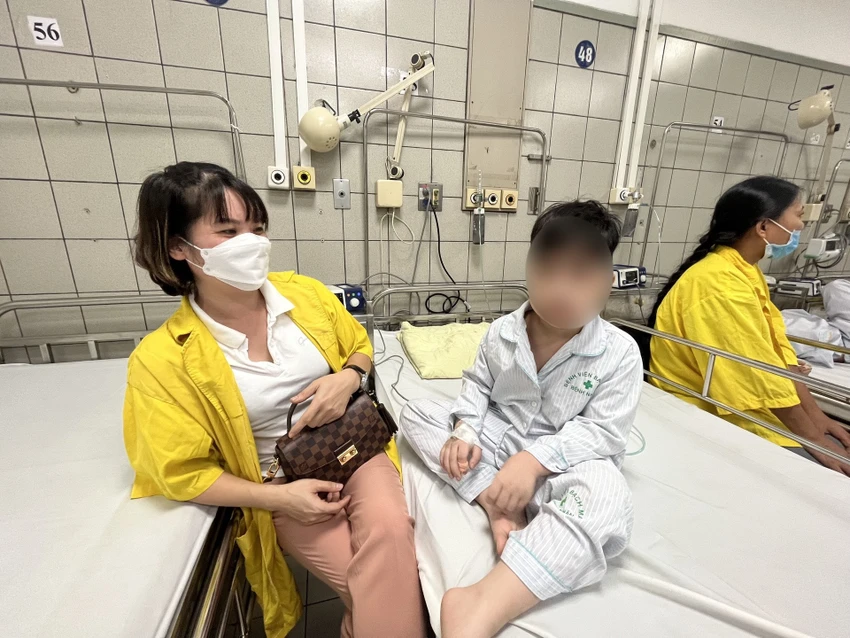 Bệnh nhi 6 tuổi được đưa vào bệnh viện Bạch Mai đêm qua trong trạng thái hoảng loạn. Ảnh: M.T Bệnh nhi 6 tuổi được đưa vào bệnh viện Bạch Mai đêm qua trong trạng thái hoảng loạn. Ảnh: M.T
