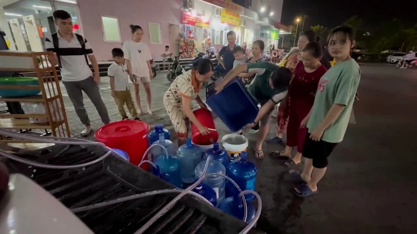 video-nguoi-dan-kdt-thanh-ha-ngay-di-lam-dem-ve-xep-hang-xin-nuoc-sach.jpg