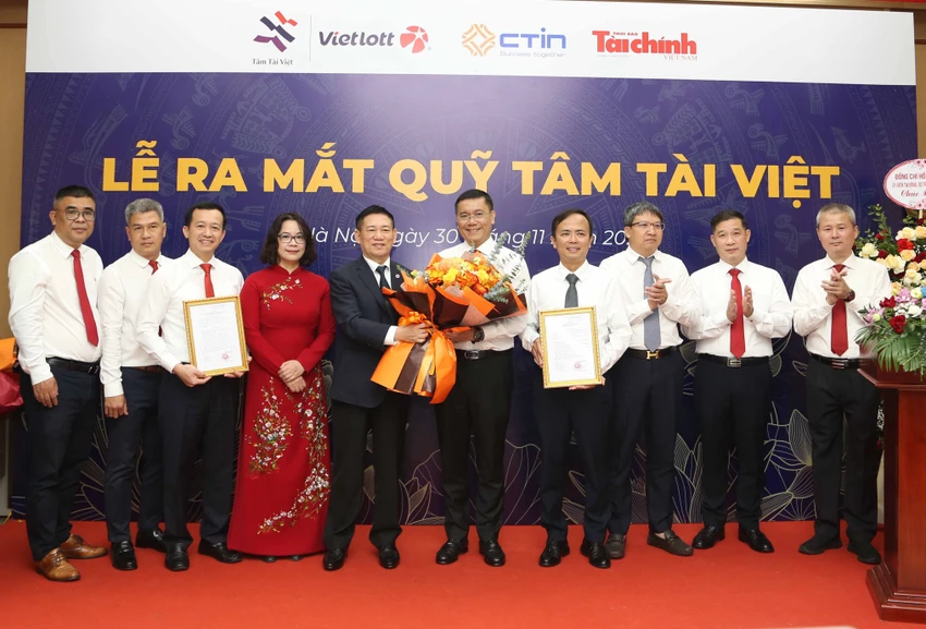 Bộ trưởng Bộ Tài chính chúc mừng lễ ra mắt Quỹ Tâm Tài Việt.jpg