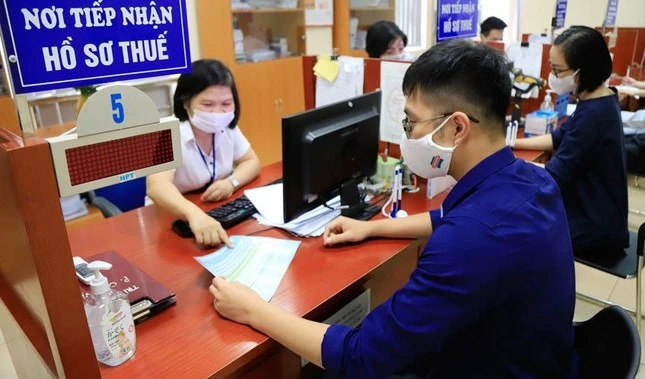 Theo quy định mới, cá nhân kinh doanh, chủ hộ kinh doanh nợ thuế từ 50 triệu đồng trở lên và đã quá hạn nộp trên 120 ngày, thì bị tạm hoãn xuất cảnh.