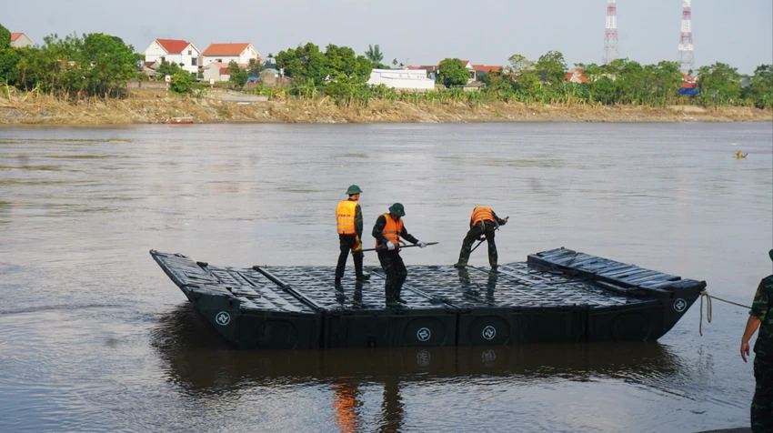 CẦU PHAO PHONG CHÂU