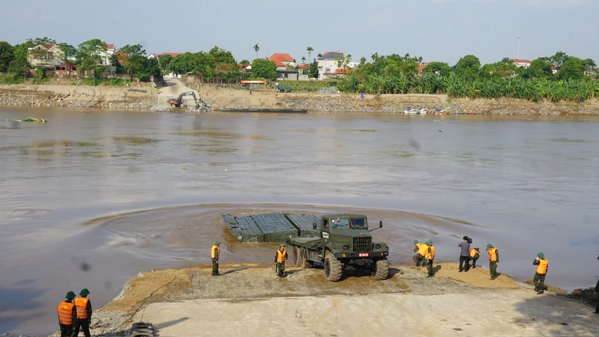 cầu phao Phong Châu