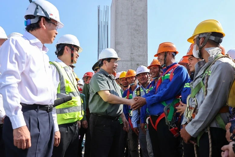 Người lao động làm việc xuyên Tết