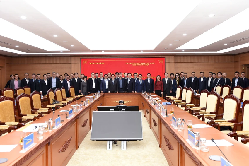 tham dự Hội nghị có Bộ trưởng Bộ Tài chính, Chủ tịch UBQLVNN cùng lãnh đạo 18 Tập đoàn, tổng công ty được chuyển giao.