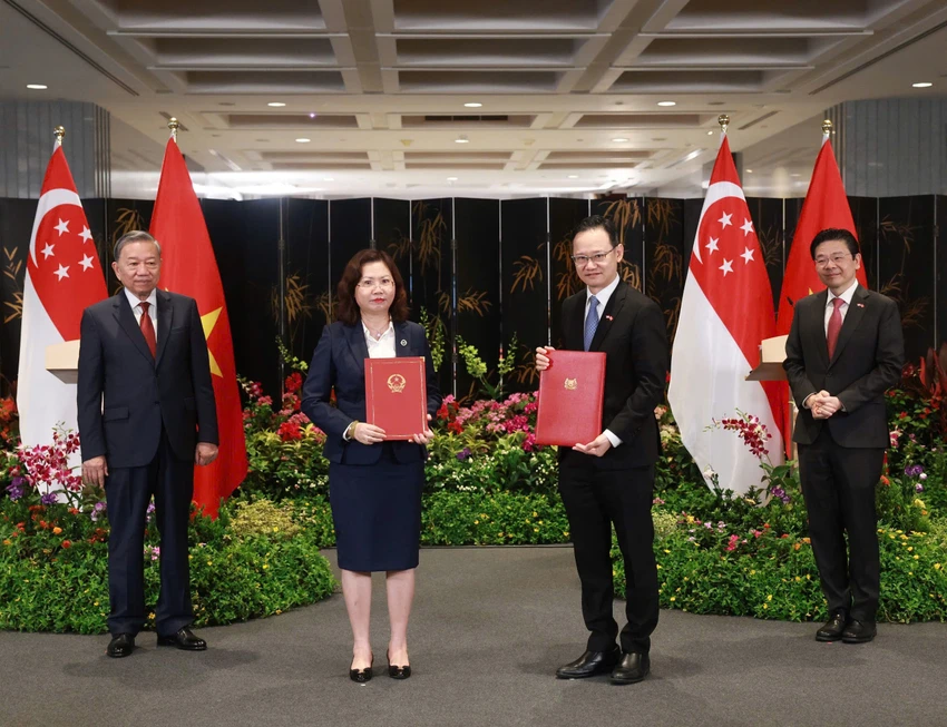 Tổng Bí thư Tô Lâm và Thủ tướng Singapore Lawrence Wong chứng kiến việc trao đổi Ý định thư hợp tác giữa Việt Nam - Singapore nhằm phát triển khung pháp lý quản lý tài sản số. Ảnh: UBCKNN