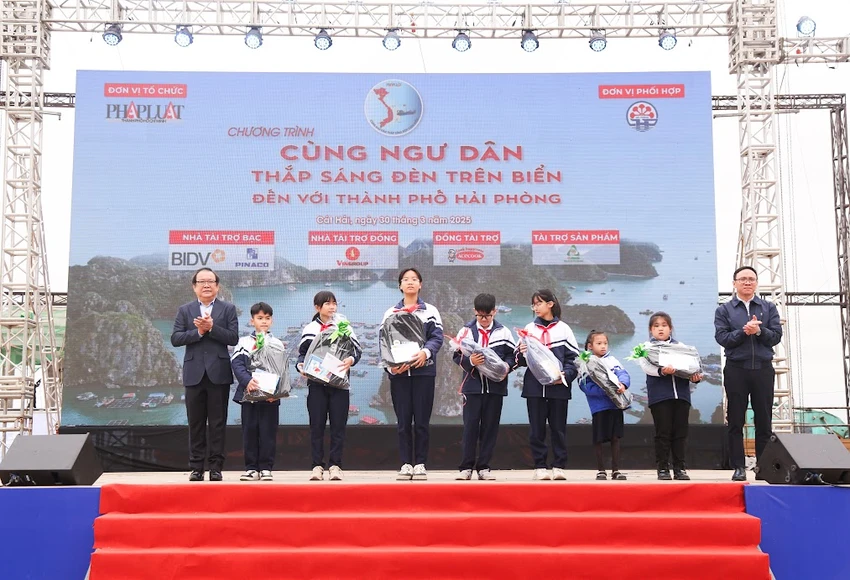 Cùng ngư dân thắp sáng đèn trên biển Hải Phòng 14.JPG