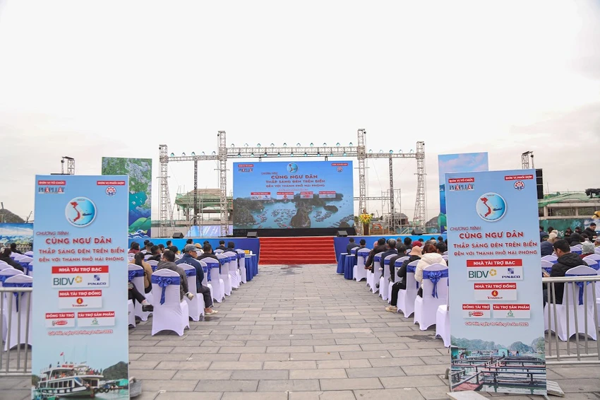 Cùng ngư dân thắp sáng đèn trên biển Hải Phòng 8.JPG