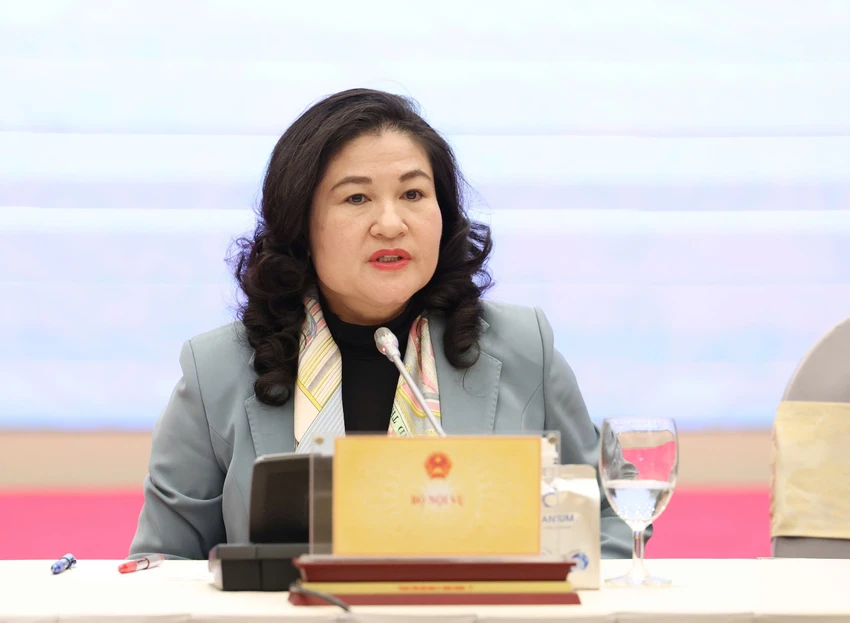 Thứ trưởng Bộ Nội vụ Nguyễn Thị Hà thông tin về chính sách với người bị ảnh hưởng sau khi bỏ cấp huyện. Ảnh: QUANG PHÚC