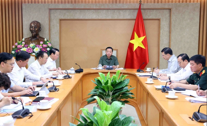 Phó Thủ tướng cho ý kiến về dự thảo Nghị định quy định chính sách hỗ trợ phòng, chống dịch bệnh động vật. Ảnh: VGP/Minh Khôi