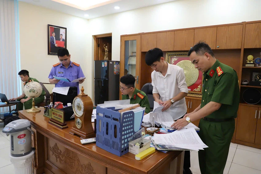 Cơ quan CSĐT Công an tỉnh Bắc Giang khám xét tại phòng làm việc của Ngô Duy Lượng - Chủ tịch HĐQT Công ty CP Quản lý công trình đô thị Bắc Giang.