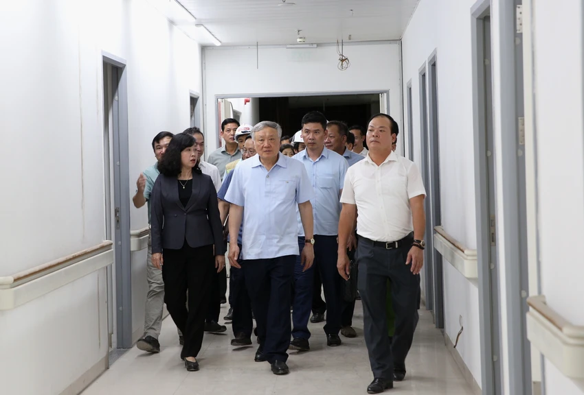 Phó Thủ tướng Thường trực Nguyễn Hòa Bình đã đi thị sát, kiểm tra Dự án đầu tư xây dựng cơ sở 2 Bệnh viện Hữu nghị Việt Đức và Bệnh viện Bạch Mai. Ảnh: VGP