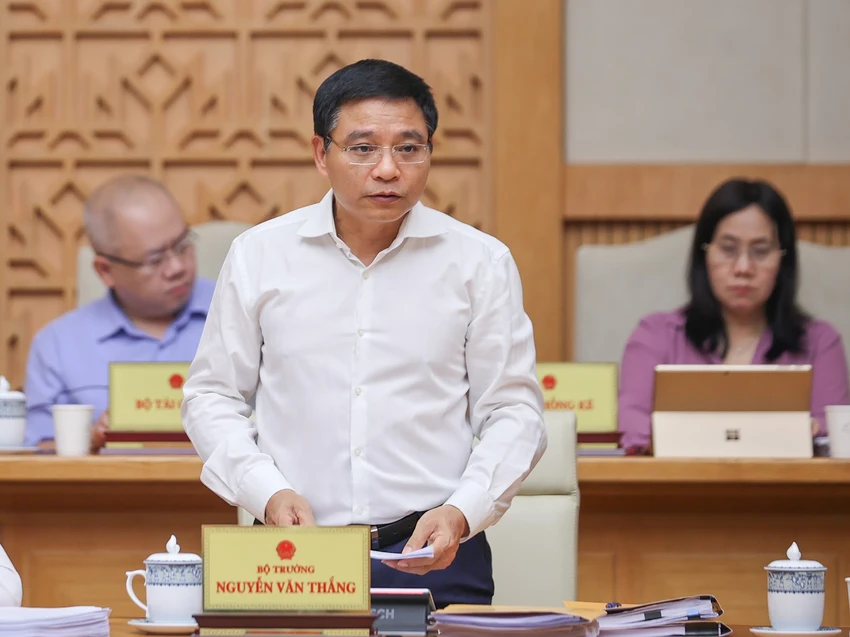 Bộ trưởng Bộ Tài chính báo cáo về tình hình kinh tế - xã hội tháng 6, quý II và 6 tháng đầu năm. Ảnh: VGP