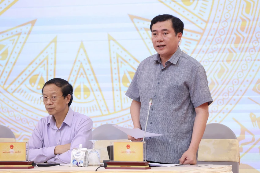 Thứ trưởng Bộ Công Thương Nguyễn Sinh Nhật Tân thông tin tình hình quản lý thuế với hoạt động thương mại điện tử. Ảnh: X.Đ