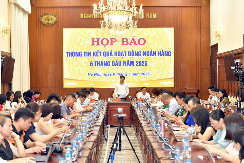 Theo đại diện NHNN, chỉ sau nửa năm, đã có gần 1,55 triệu tỉ đồng dư nợ tín dụng được bơm ra nền kinh tế, tương đương gần 260.000 tỉ đồng/tháng. Ảnh: M.T