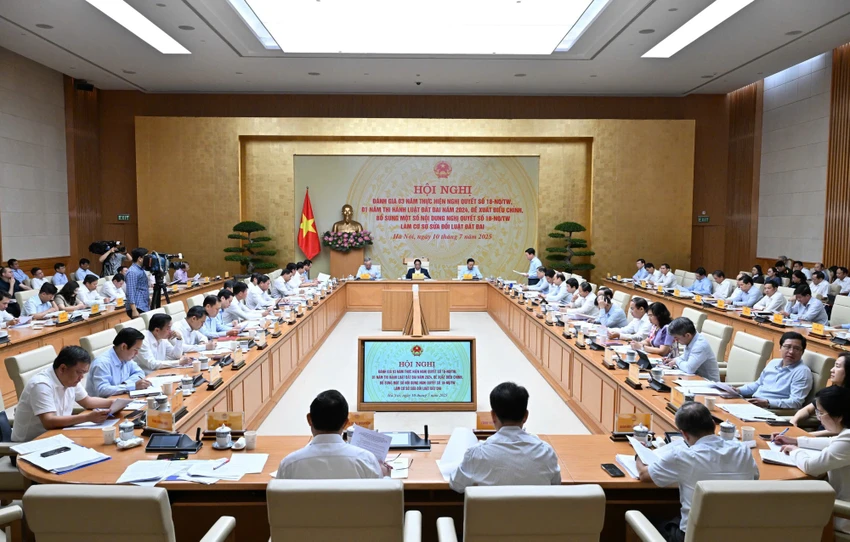Thủ tướng Phạm Minh Chính chỉ rõ một số hạn chế, bất cập của chính sách pháp luật về đất đai. Ảnh: VGP
