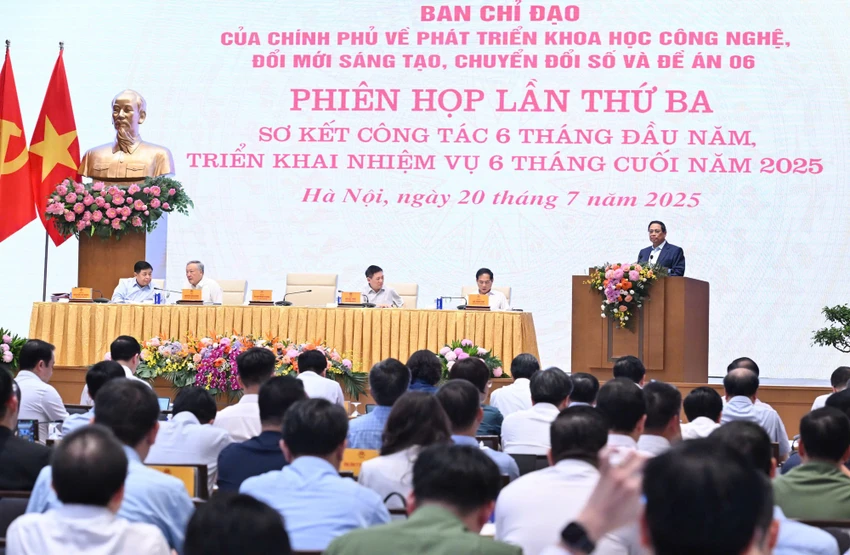 Thủ tướng yêu cầu UBND các tỉnh, thành phố nghiên cứu chính sách thu phí 0 đồng khi làm thủ tục hành chính trực tuyến. Ảnh: VGP