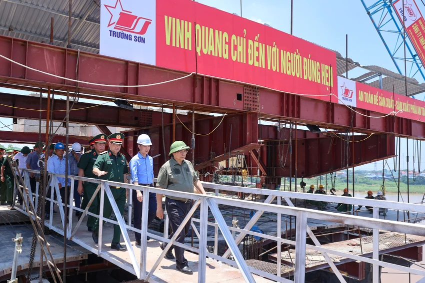 Thủ tướng Phạm Minh Chính kiểm tra tiến độ dự án cầu Phong Châu. Ảnh: VGP
