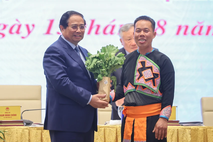 Đại biểu Vừ A Ly (xã Vân Hồ, Sơn La) tặng Thủ tướng sản phẩm rau xanh do công ty sản xuất - Ảnh: VGP