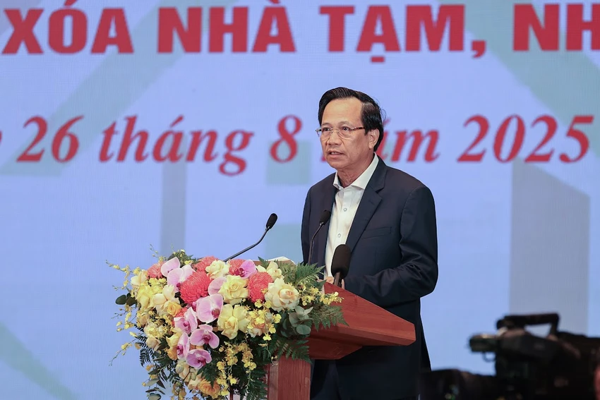 Bộ trưởng Bộ DT&TG Đào Ngọc Dung báo cáo kết quả tổng thể công tác xóa nhà tạm, nhà dột nát. Ảnh: VGP