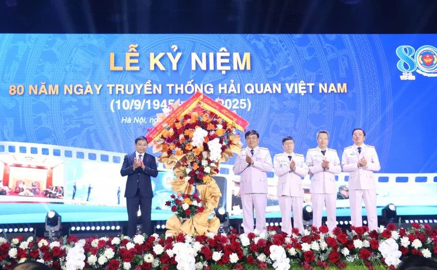 Bộ trưởng Nguyễn Văn Thắng tặng hoa chúc mừng kỷ niệm 80 năm Ngày truyền thống Hải quan.
