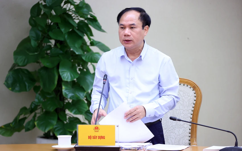 Thứ trưởng Bộ Xây dựng Nguyễn Văn Sinh trình bày dự thảo Nghị định về thành lập và tổ chức hoạt động của Quỹ Nhà ở quốc gia. Ảnh: VGP