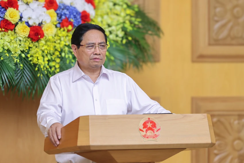 Chỉ đạo nhiệm vụ cấp bách khắc phục hậu quả bão số 10, Thủ tướng yêu cầu từ nay đến 5-10 phải ổn định tình hình nhân dân. Ảnh: VGP