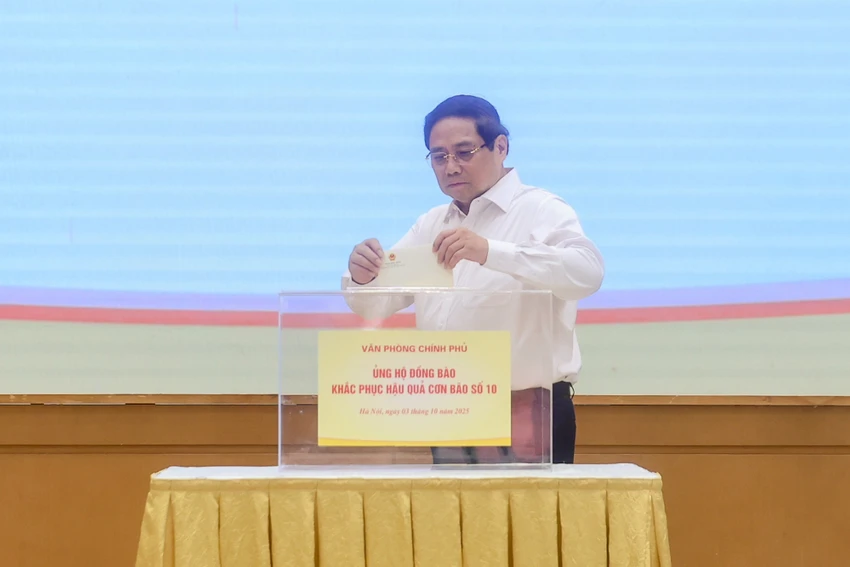 Thủ tướng Phạm Minh Chính tham gia ủng hộ đồng bào bị thiệt hại do cơn bão số 10 gây ra. Ảnh: VGP