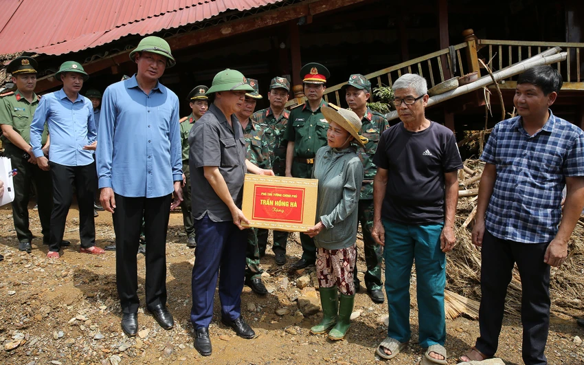 lc-4a-tang-qua-cho-ho-dan-ong-nguyen-van-ngoc-ai-ban-chao-17596454028661324697425.jpg
