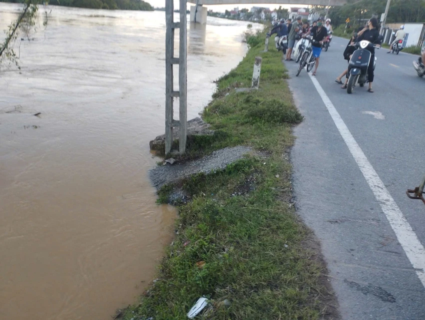 Mực nước trên sông Cầu tại Chã gần xấp xỉ mặt đường. Ảnh: AN HIỀN