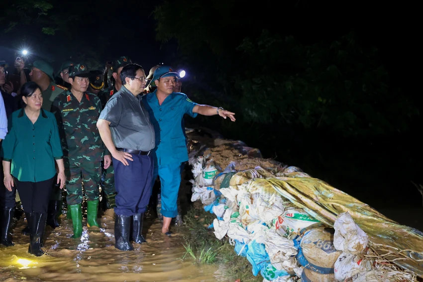 Thủ tướng Phạm Minh Chính kiểm tra công tác ứng phó với mưa lũ tại các xã Trung Giã, Đa Phúc (Hà Nội). Ảnh: VGP