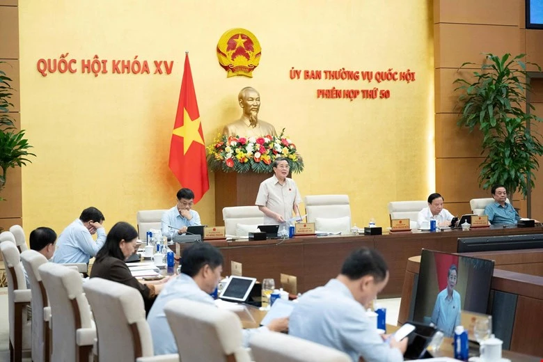 Ủy ban Thường vụ Quốc hội đã biểu quyết thông qua Nghị quyết về mức thuế bảo vệ môi trường đối với xăng, dầu, mỡ nhờn. Ảnh: Quốc hội