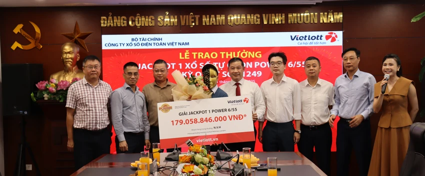 Anh H. - nam giáo viên tại Đà Nẵng - chia sẻ không tin mình có thể trúng thưởng với số tiền lớn như vậy, dù trước đó anh đã nhiều lần trúng các giải nhỏ.