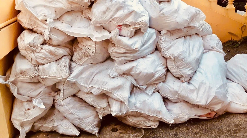 Các đối tượng dùng nhiều thủ đoạn và lợi dụng đường mòn, lối mở, vận chuyển trái phép thực phẩm nhập lậu, không rõ nguồn gốc. thực phẩm bẩn.jpg