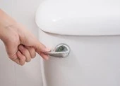 Bị toà tuyên phạt, bắt bồi thường vì tiếng xả bồn cầu quá to