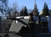 VIDEO: Một người Ukraine đứng chặn đoàn xe quân sự Nga