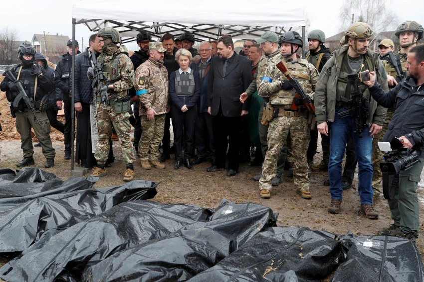 Lãnh đạo châu Âu tới thăm Bucha - nơi Ukraine cáo buộc Nga thảm sát dân thường. Ảnh: REUTERS Lãnh đạo châu Âu tới thăm Bucha - nơi Ukraine cáo buộc Nga thảm sát dân thường. Ảnh: REUTERS