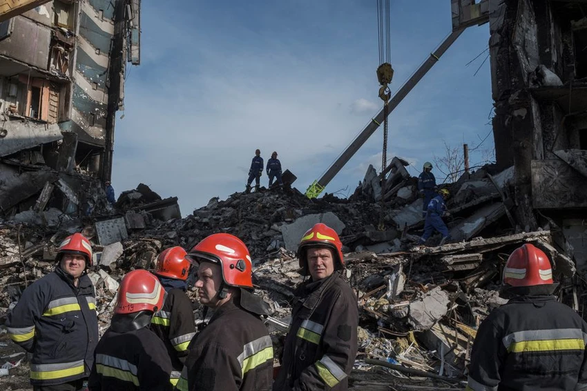 Lực lượng cứu hộ Ukraine làm việc ở các công trường bị sập do bị nã pháo. Ảnh: REUTERS Lực lượng cứu hộ Ukraine làm việc ở các công trường bị sập do bị nã pháo. Ảnh: REUTERS