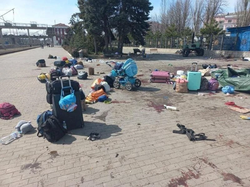 Hành lý và máu trên sân ga Kramatorsk bị tấn công hôm 8-4. Ảnh: REUTERS