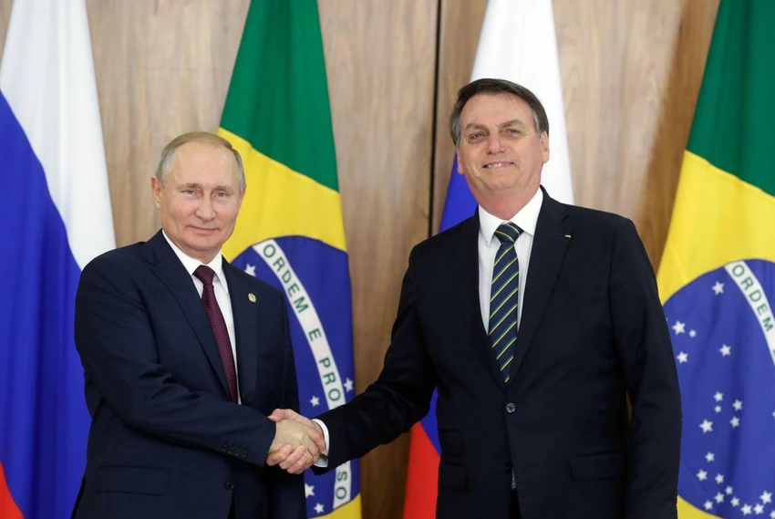 Tổng thống Nga Vladimir Putin và người đồng cấp Brazil - ông Jair Bolsonaro họp báo chung vào ngày 16-2-2022. Ảnh: REUTERS Tổng thống Nga Vladimir Putin và người đồng cấp Brazil - ông Jair Bolsonaro họp báo chung vào ngày 16-2-2022. Ảnh: REUTERS