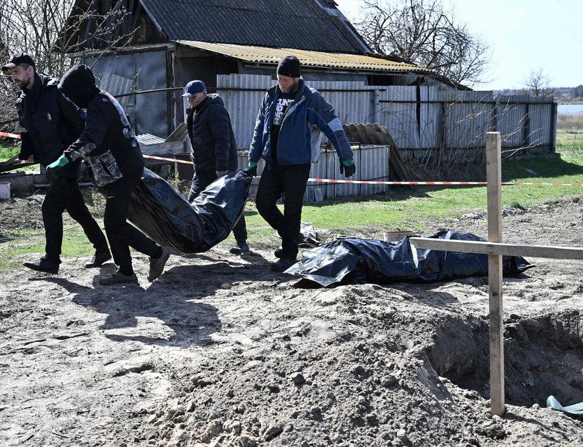 Thu gom thi thể dân thường ở làng Vablia, tỉnh Kyiv vào ngày 14-4. Ảnh: AFP Thu gom thi thể dân thường ở làng Vablia, tỉnh Kyiv vào ngày 14-4. Ảnh: AFP