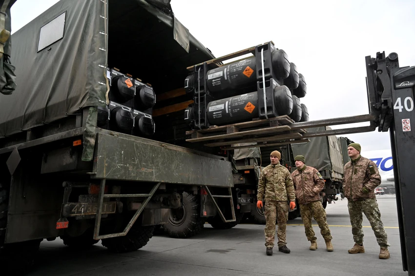 Lính Ukraine chất lên xe tải tên lửa chống tăng FGM-148 Javelins của Mỹ ngày 11-2. Ảnh: AFP Lính Ukraine chất lên xe tải tên lửa chống tăng FGM-148 Javelins của Mỹ ngày 11-2. Ảnh: AFP