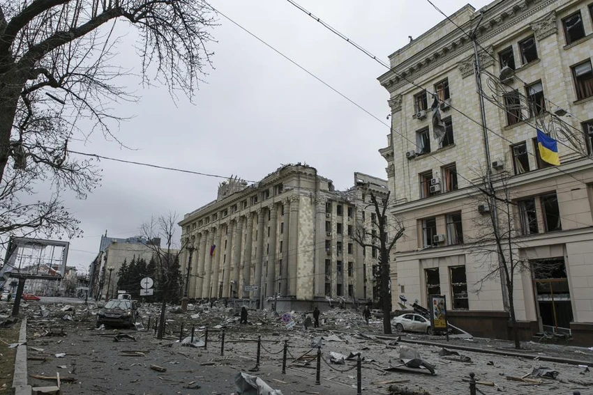 Hội trường thành phố Kharkiv ở Ukraine bị Nga pháo kích vào ngày 1-3-2022. Ảnh: AP Hội trường thành phố Kharkiv ở Ukraine bị Nga pháo kích vào ngày 1-3-2022. Ảnh: AP