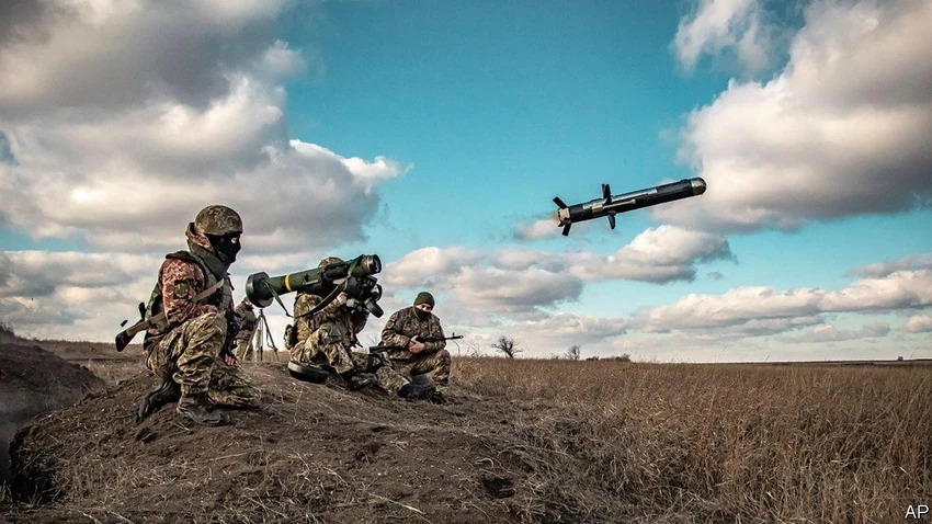 Lính Ukraine sử dụng tên lửa chống tăng FGM-148 Javelin do Mỹ cung cấp. Ảnh: AP