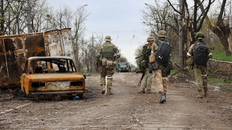 Lực lượng thân Nga ở vùng Donetsk đi qua một khu vực chiến trận. Ảnh: CNN