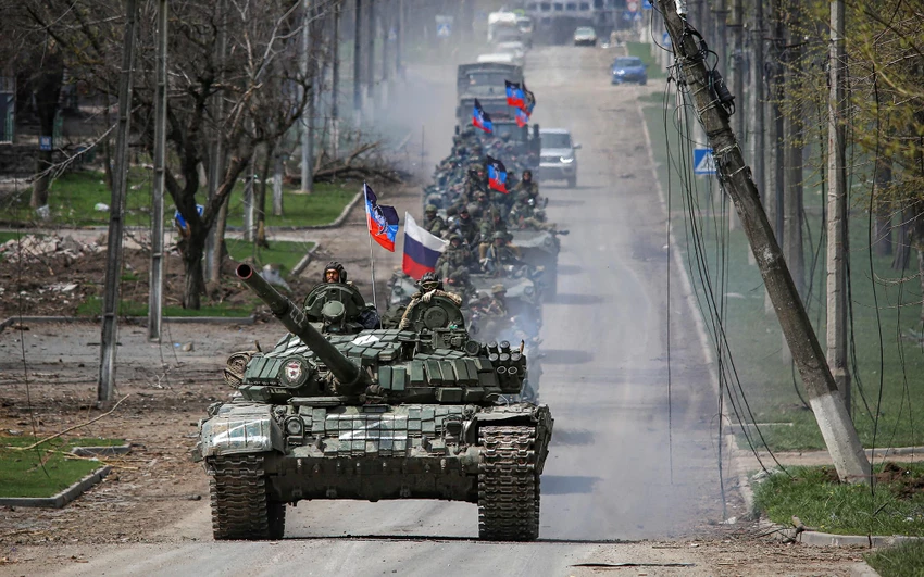 Đoàn xe bọc thép Nga đi trên đường phố Mariupol. Ảnh: REUTERS Đoàn xe bọc thép Nga đi trên đường phố Mariupol. Ảnh: REUTERS