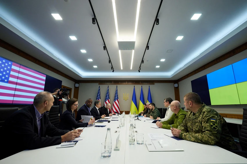 Phái đoàn Mỹ gặp Tổng thống Ukraine tại Kiev hôm 24-4. Ảnh: CNN Phái đoàn Mỹ gặp Tổng thống Ukraine tại Kiev hôm 24-4. Ảnh: CNN