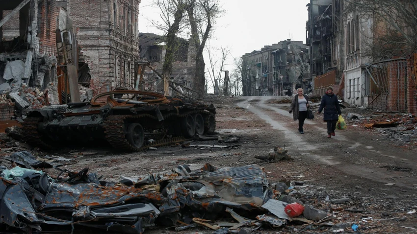 Người dân đi trên đường trong TP Mariupol (Ukraine). Ảnh: REUTERS Người dân đi trên đường trong TP Mariupol (Ukraine). Ảnh: REUTERS