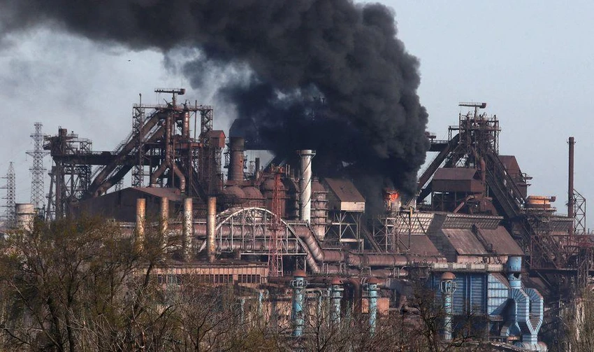Khói bốc lên ở nhà máy thép Azovstal, TP Mariupol. Ảnh: REUTERS Khói bốc lên ở nhà máy thép Azovstal, TP Mariupol. Ảnh: REUTERS