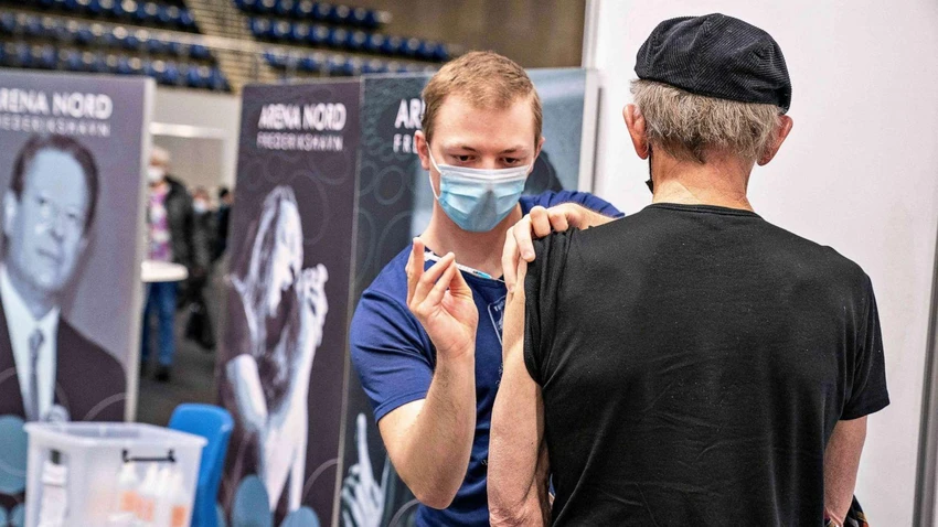 Một người dân Đan Mạch được chủng ngừa COVID-19. Ảnh: AFP Một người dân Đan Mạch được chủng ngừa COVID-19. Ảnh: AFP