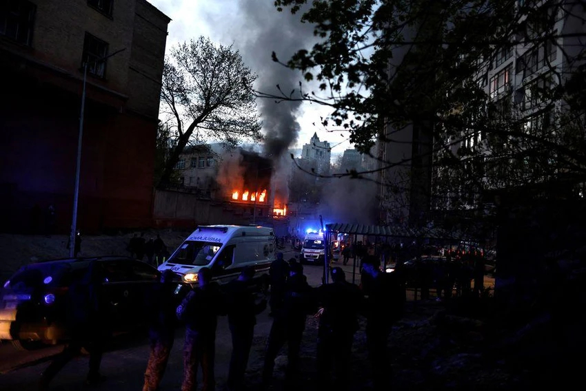 Một khu vực ở Kiev bị Nga pháo kích hôm 28-4. Ảnh: REUTERS Một khu vực ở Kiev bị Nga pháo kích hôm 28-4. Ảnh: REUTERS